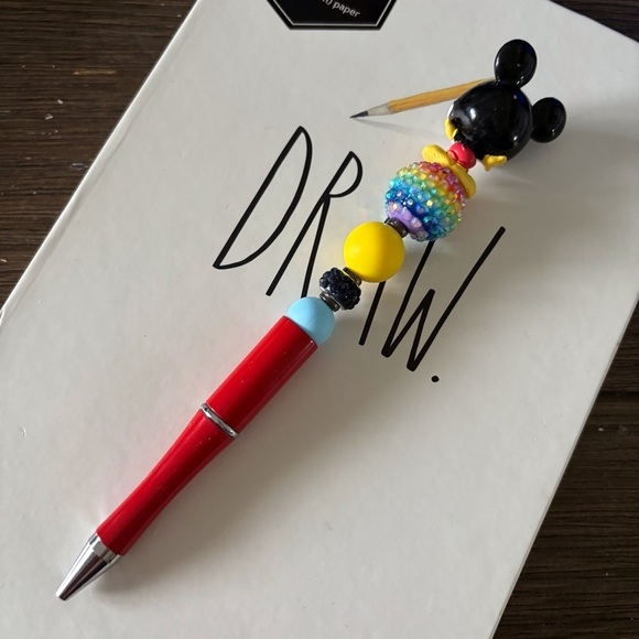 Disney Doorables: Mickey Mouse & Friends: Mickey Mouse handmade beaded pen - Picture 3 of 3